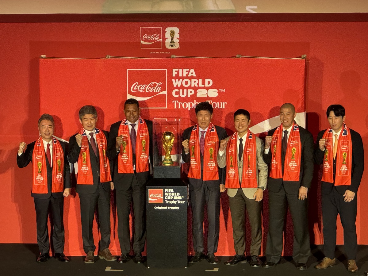 [SW현장] 한국서 공개된 월드컵 트로피…차범근 전 감독 “손자 세대가 트로피를 안을 수 있도록”