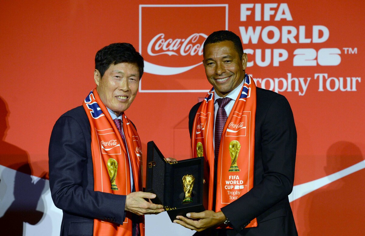 [SW포토] 트로피 레플리카 증정하는 브라질 시우바