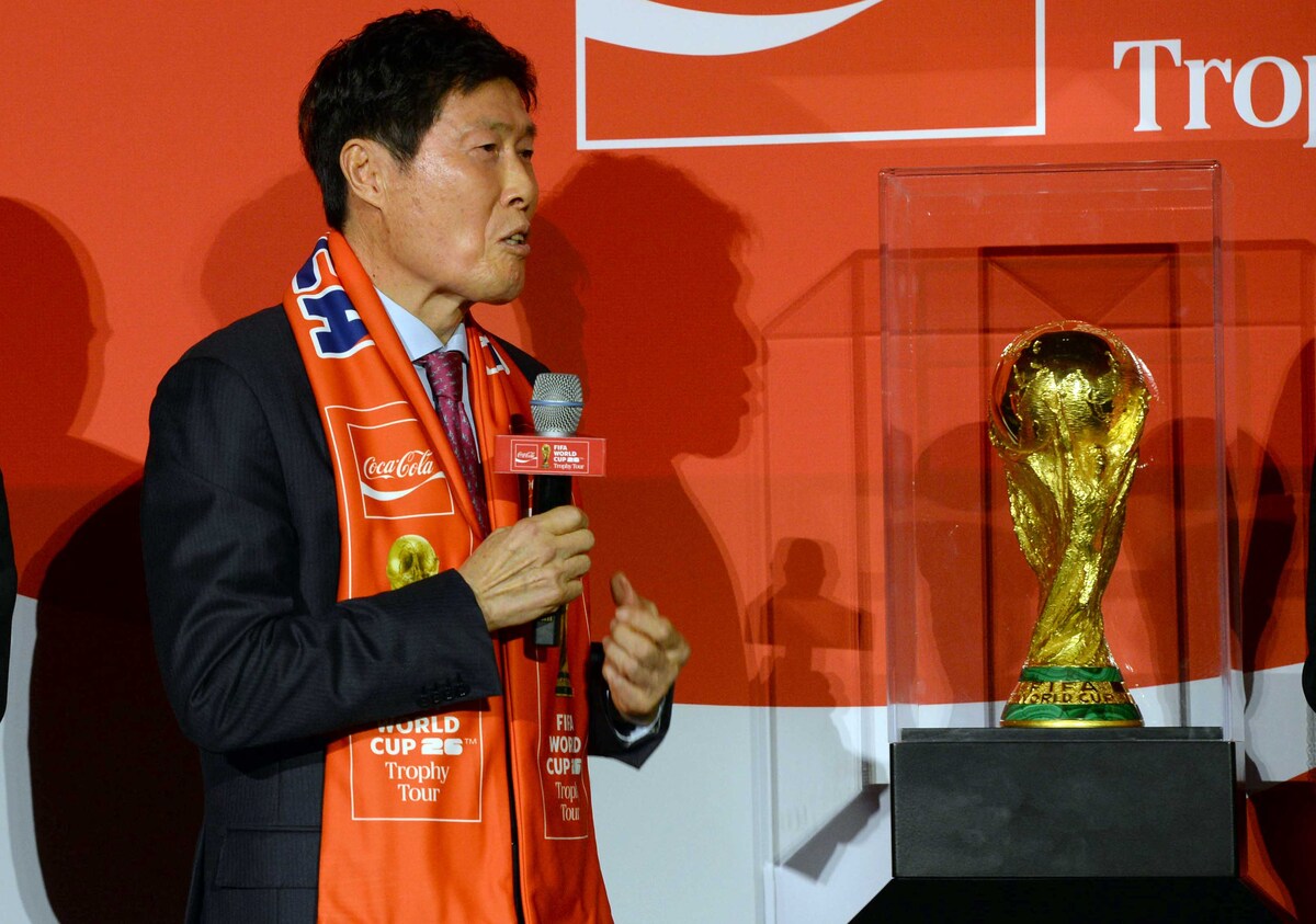 [SW포토] 차범근 감독, 월드컵 트로피 보며 "미운감정 든다…갖고싶어도 가질수없었지만"