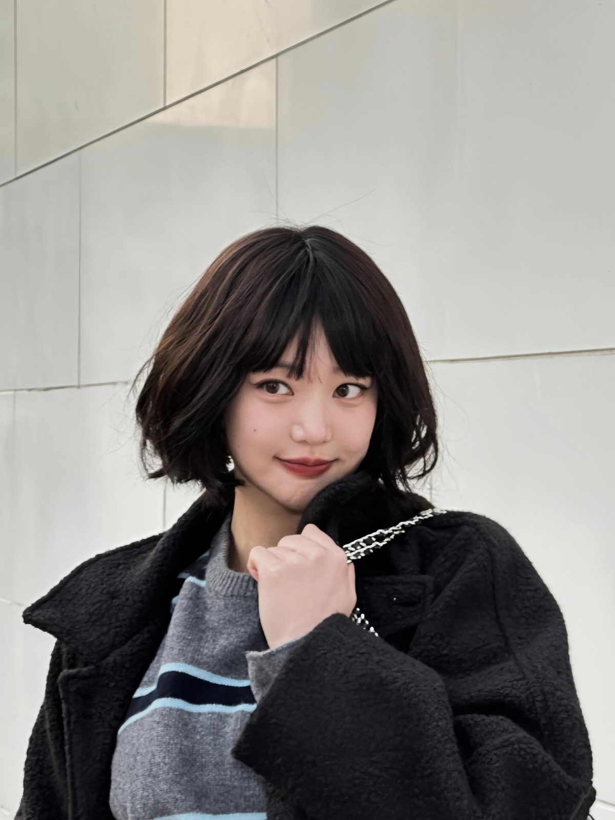 이유비, 올블랙 코트에 단발까지…레드 립으로 완벽 변신