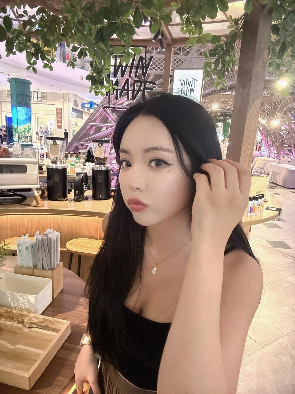 홍진영, 태국서 크롭 민소매 패션으로 여유 만끽…분위기 변신 시선 집중