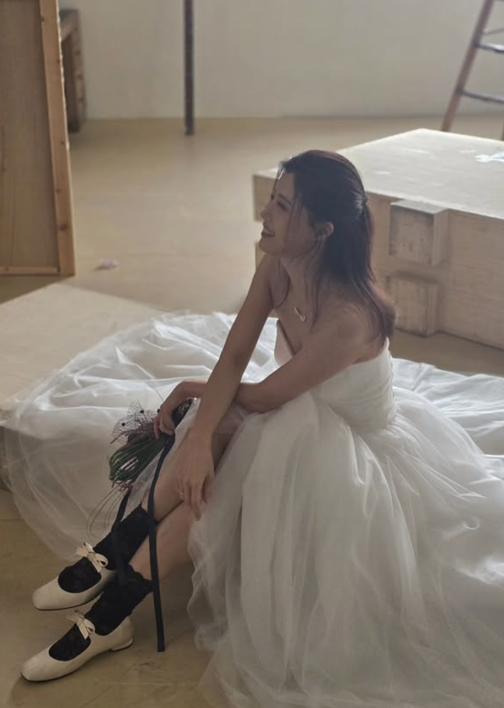 유선, 웨딩드레스 입고도 설렘 여전… 49세 믿기지 않는 미모