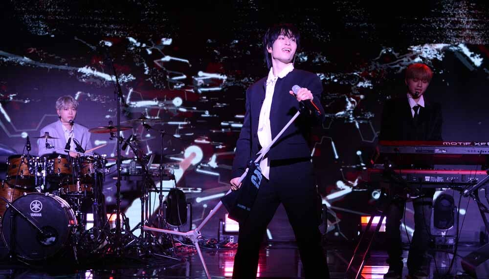 [SW포토]열창하는 캐치더영 김남현