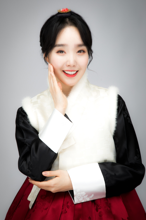 [한복인터뷰] 팔색조 트로트 가수 정해진, “여러분 새해 복 많이 받으세요” | 스포츠 월드