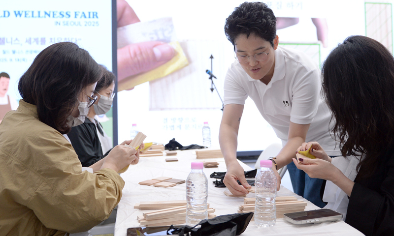 다듬고 칠하고 두드리고..."학창 시절로 돌아간 듯 마음 편안" - 뉴스 썸네일 이미지