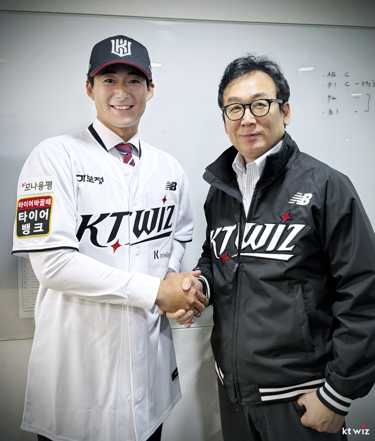 KT 스기모토 코우키 공식 포즈