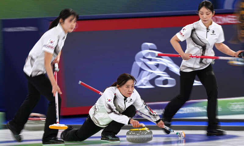 여자 컬링, 스웨덴 꺾고 4강행 청신호…예선 공동 3위