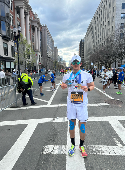 최상현, 세계 7대 마라톤 韓 최연소 완주…2026 보스턴 마라톤 결승선 통과