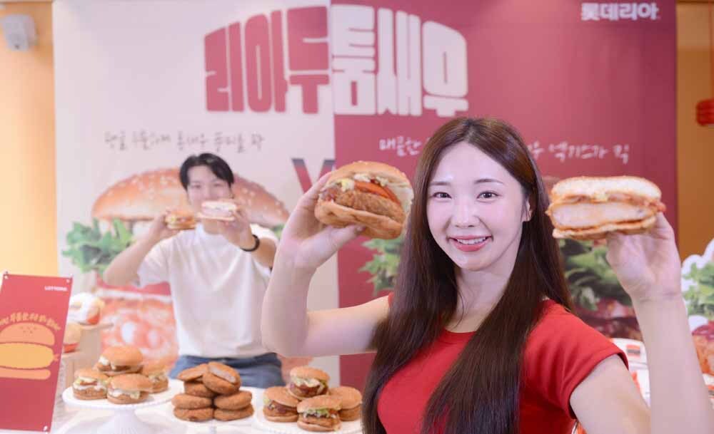 [SW포토]입안 가득 터지는 새우…롯데리아 '리아 두툼새우' 2종 출시