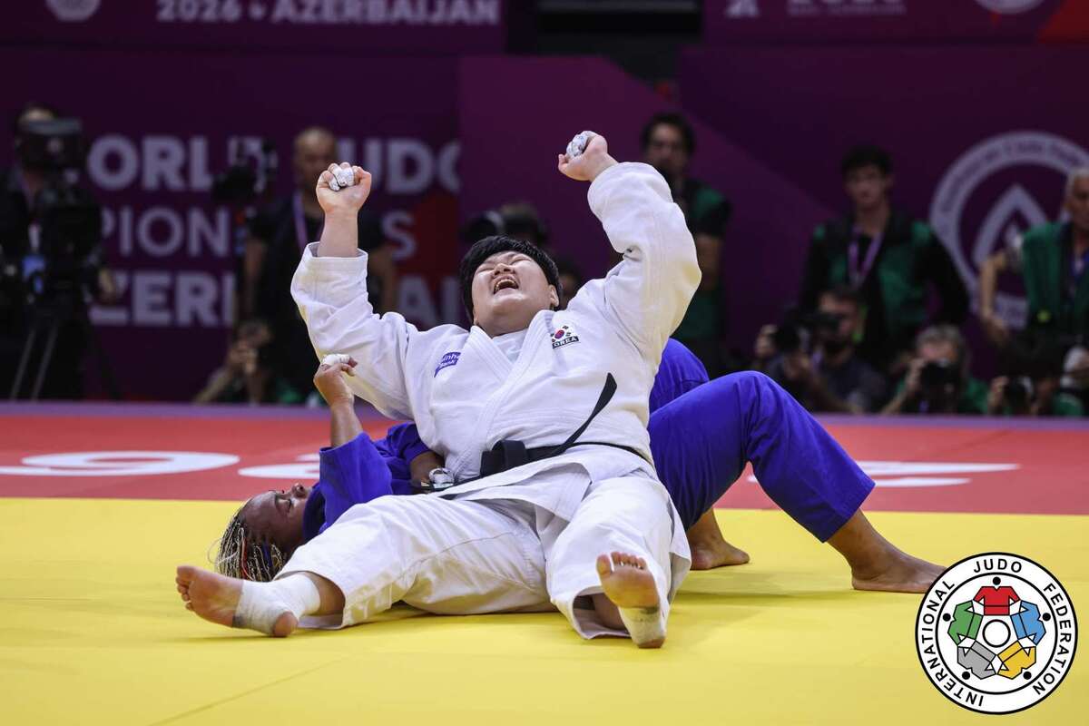 Teen Athletes Lee Hyun-ji and Moon Jin-ho Win World Golds After Asian Games Disappointment